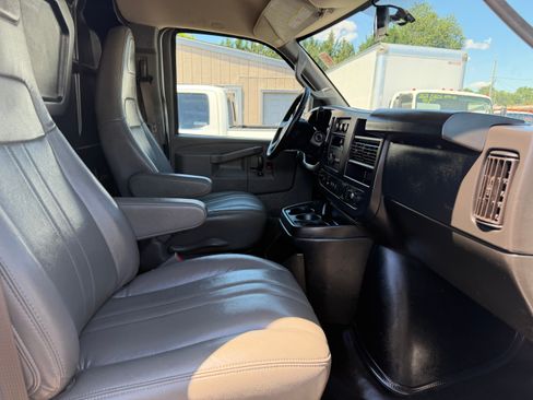 Used 2022 GMC Savana 2500 UNAVAIL RWD image 19