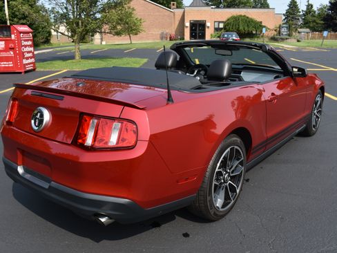 Used 2010 Ford Mustang Convertible RWD image 22