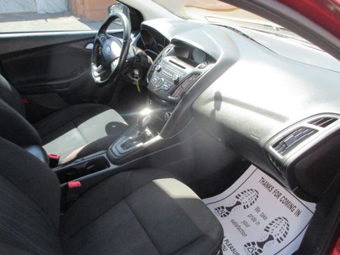 Used 2015 Ford Focus SE Sedan FWD image 2