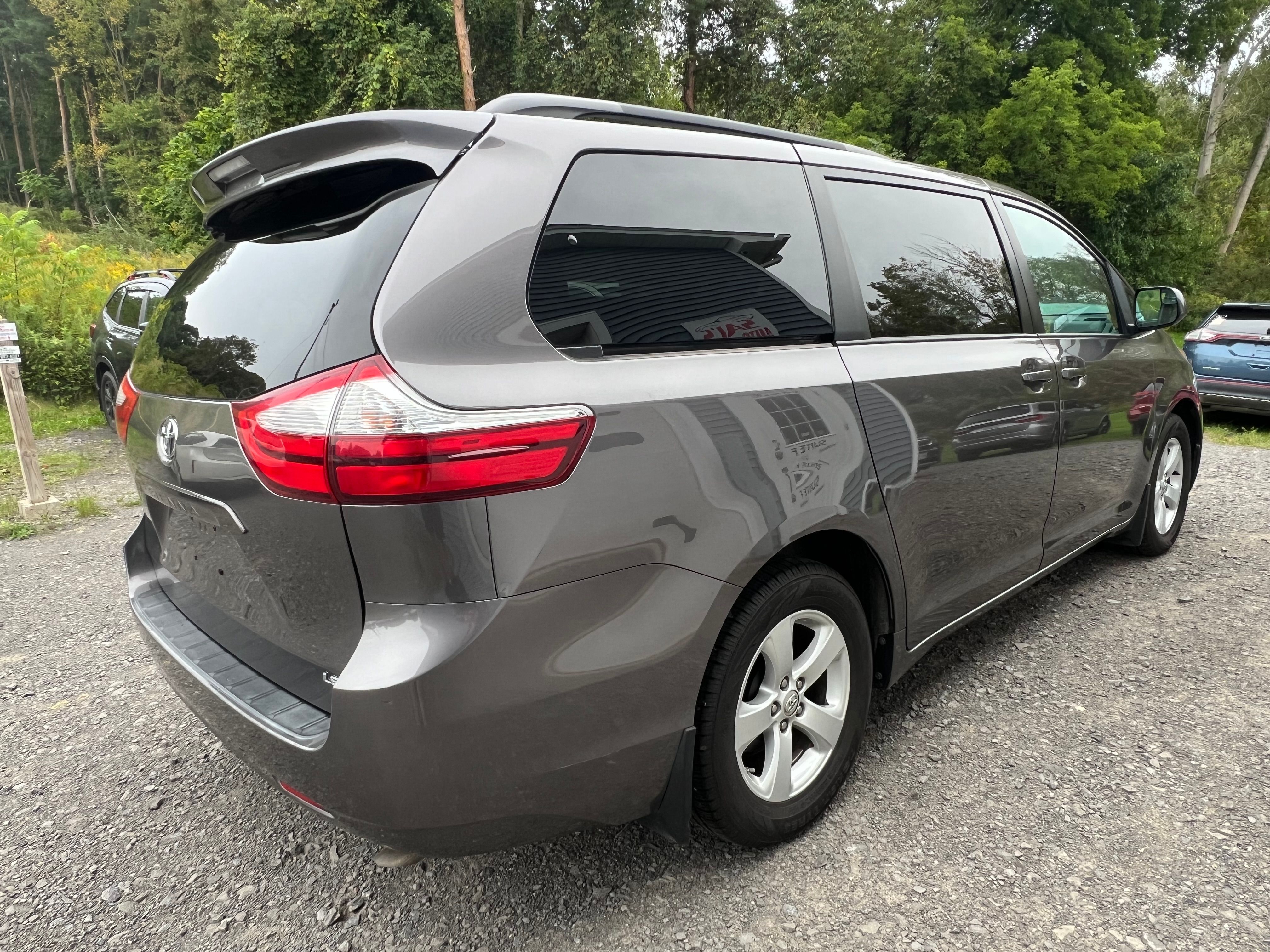 Used 2015 Toyota Sienna LE FWD image 4