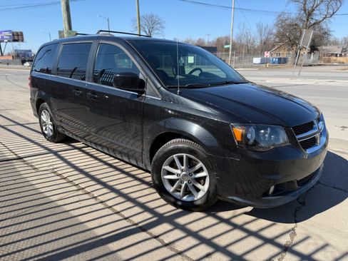 Used 2019 Dodge Grand Caravan SXT image 1