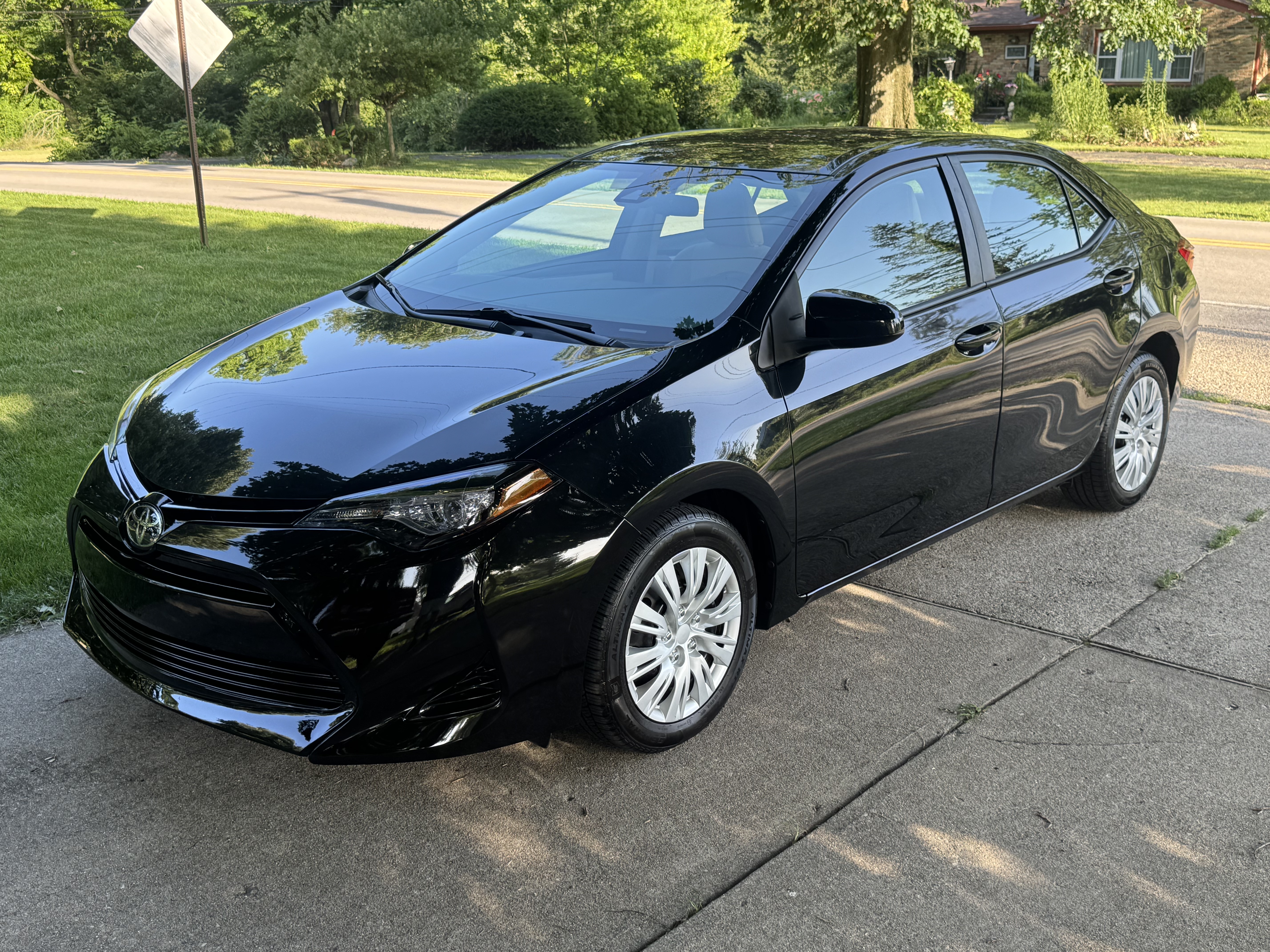 Used 2018 Toyota Corolla Sedan w/ LE Premium Package FWD image 1