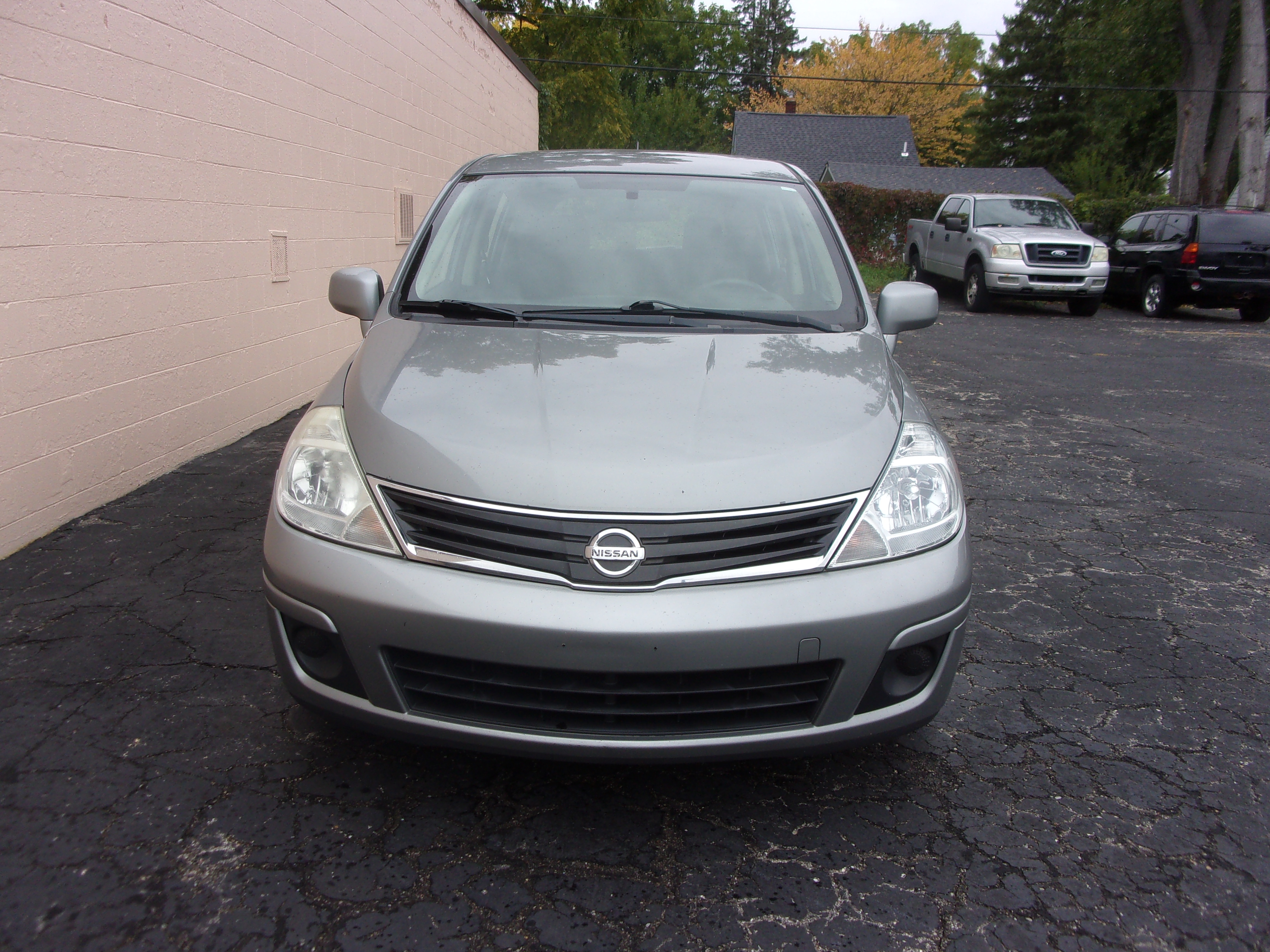 Used 2012 Nissan Versa 1.8 S Hatchback FWD image 2