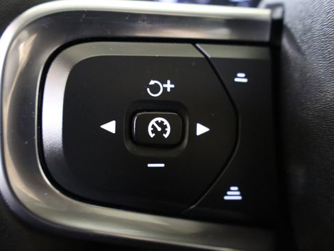 Used 2022 Volvo XC40 T4 Momentum FWD image 30