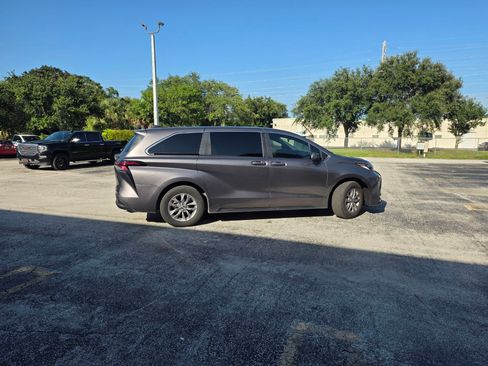 Used 2024 Toyota Sienna LE FWD image 4