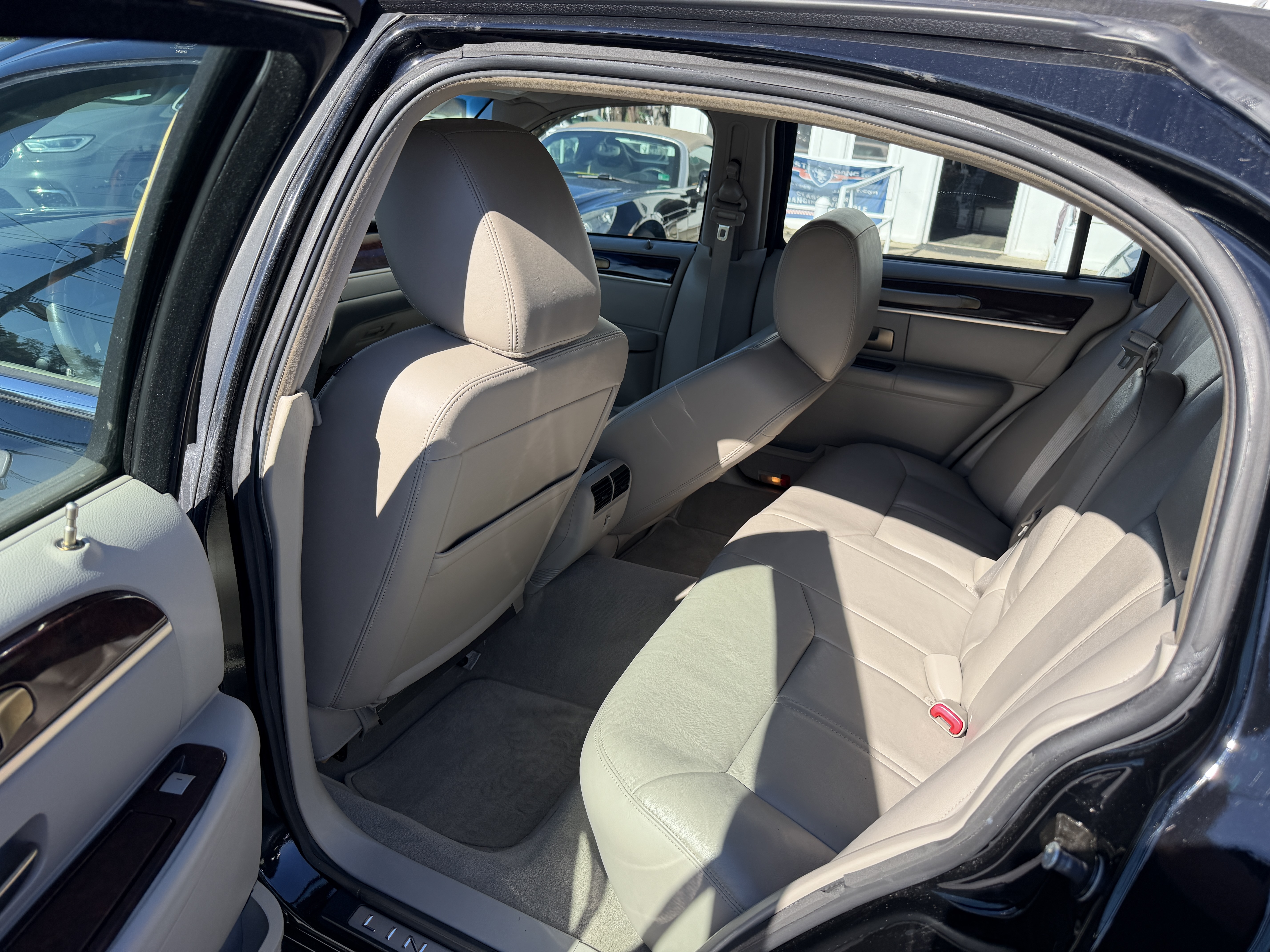 Used 2011 Lincoln Town Car Signature Limited RWD image 12