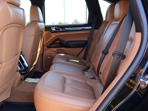Used 2016 Porsche Cayenne S image 11