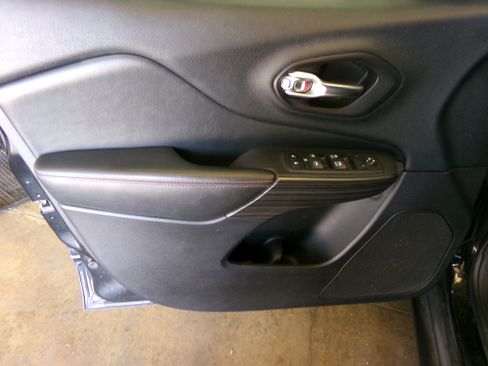 Used 2017 Jeep Cherokee Trailhawk image 16