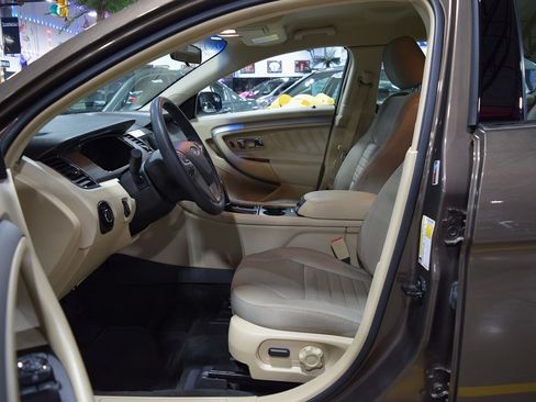 Used 2015 Ford Taurus SE image 16
