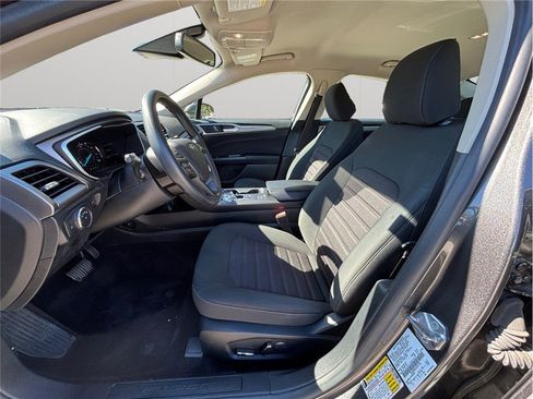 Used 2020 Ford Fusion SE image 2