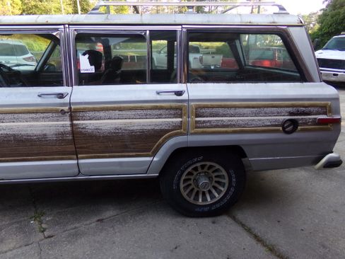 Used 1988 Jeep Grand Wagoneer image 5