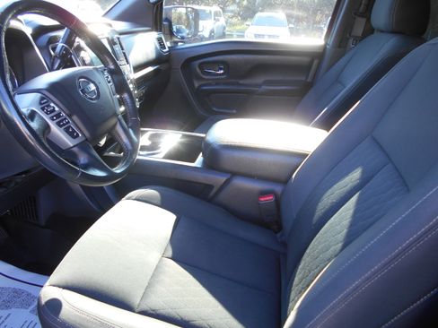 Used 2019 Nissan Titan SV image 8