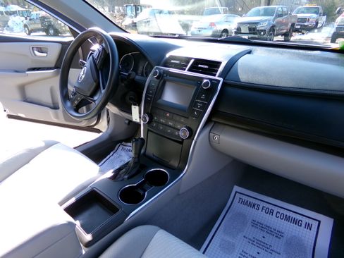 Used 2016 Toyota Camry LE image 18