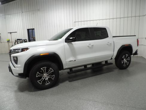 Used 2024 GMC Canyon AT4 image 3