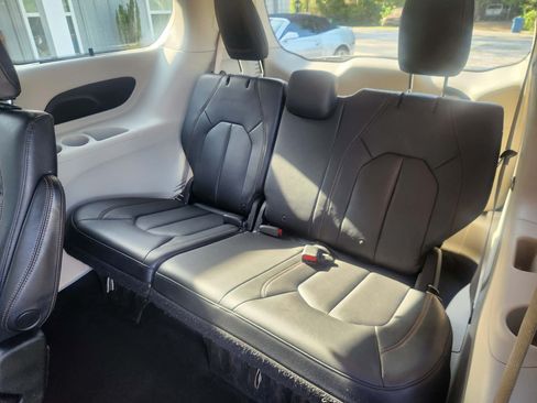 Used 2018 Chrysler Pacifica Touring-L FWD image 13
