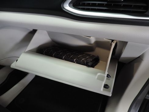 Used 2020 Chrysler Pacifica Touring-L Plus image 23