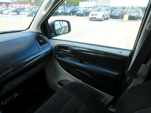 Used 2014 Dodge Grand Caravan SE image 16
