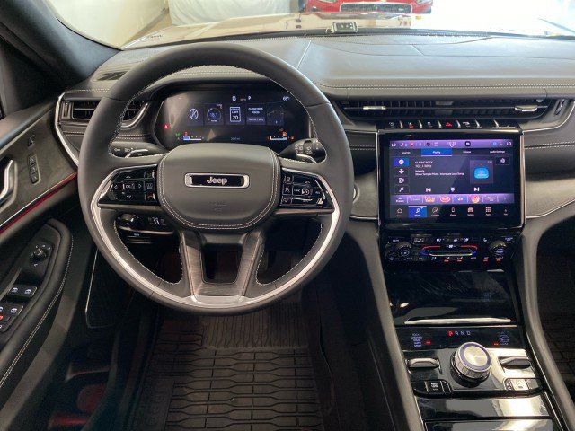 Used 2025 Jeep Grand Cherokee Overland AWD/4WD image 12