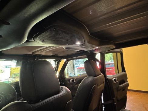 Used 2025 Jeep Gladiator Sport image 15