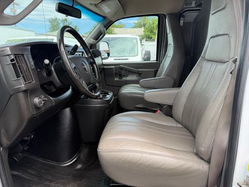 Used 2022 GMC Savana 2500 RWD image 7