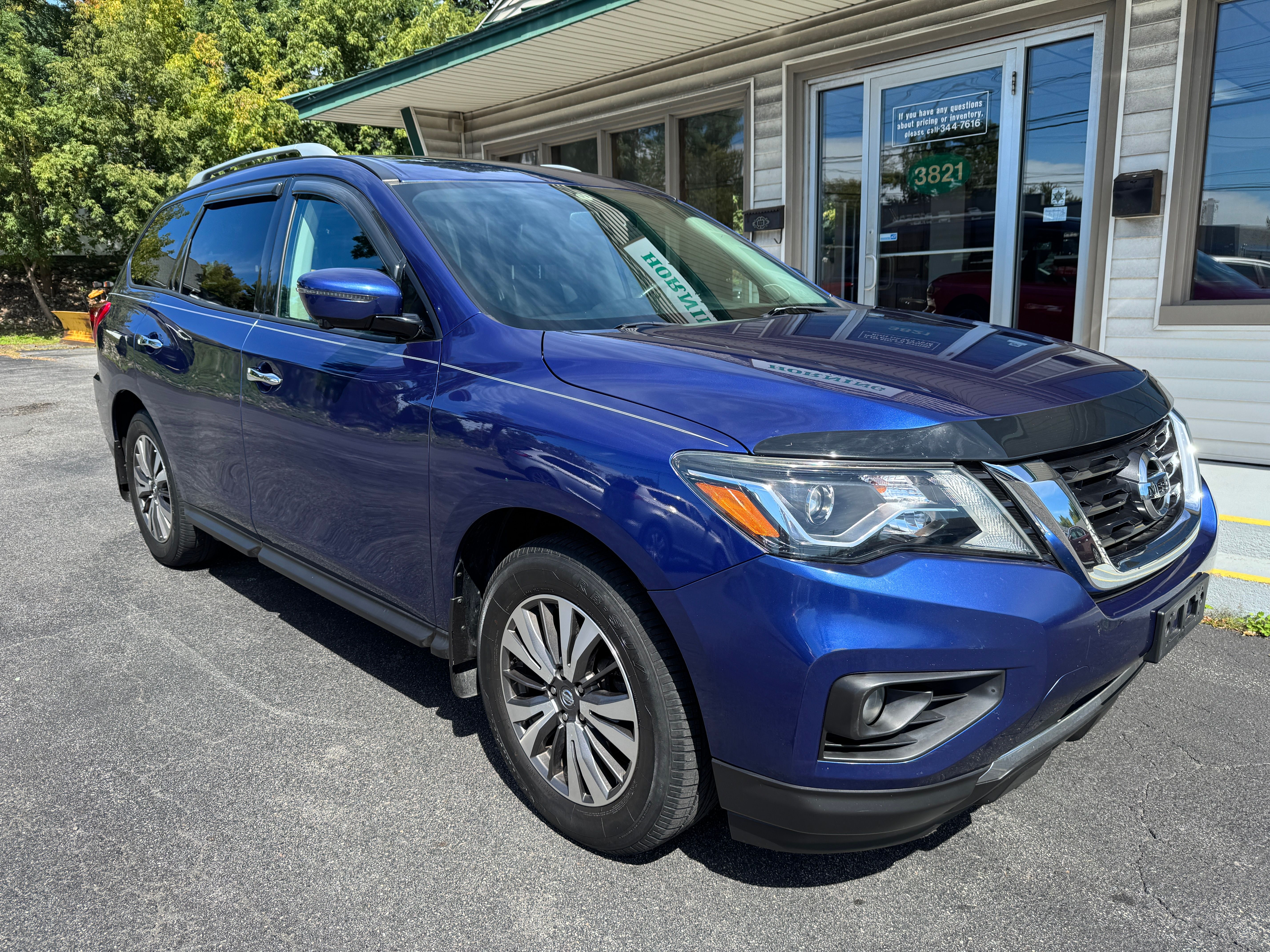 Used 2017 Nissan Pathfinder 4WD SL w/ Premium Package image 2