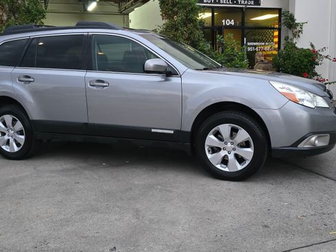 Used 2011 Subaru Outback 2.5i Limited image 5