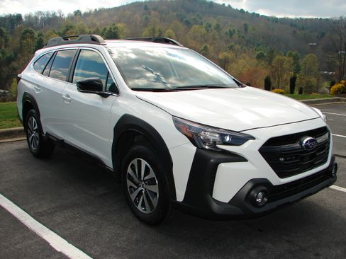 Used 2025 Subaru Outback Premium image 17
