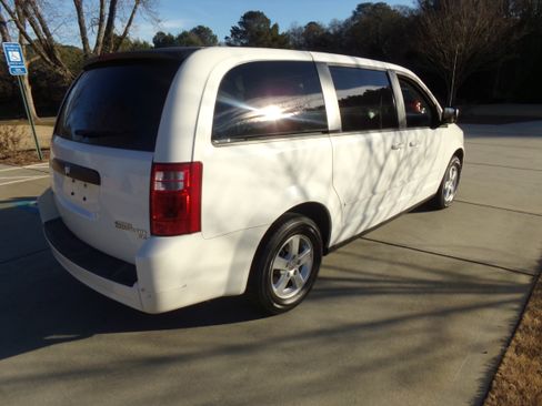 Used 2010 Dodge Grand Caravan SE image 5
