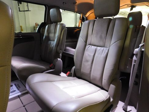 Used 2011 Chrysler Town & Country Limited image 10