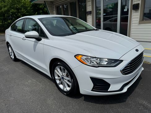 Used 2020 Ford Fusion SE FWD image 2
