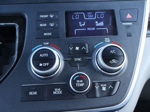 Used 2016 Toyota Sienna XLE Premium image 20