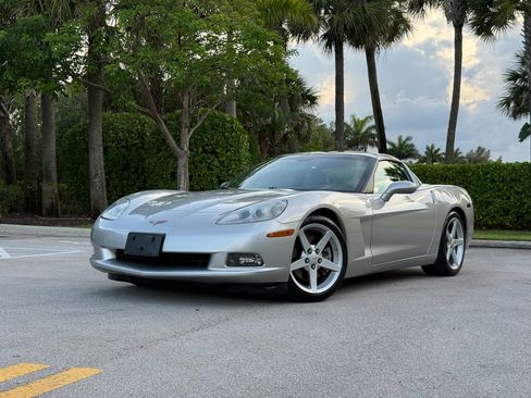 Used 2005 Chevrolet Corvette Coupe RWD image 1