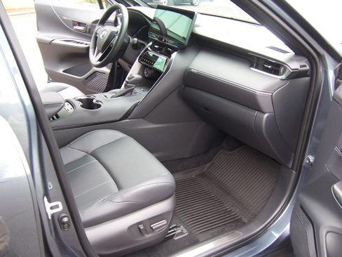 Used 2024 Toyota Venza Limited image 16