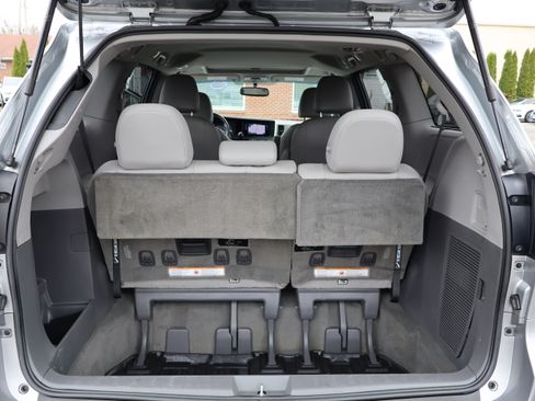 Used 2017 Toyota Sienna XLE image 32