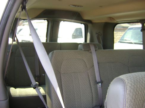 Used 2010 GMC Savana 3500 LT image 9