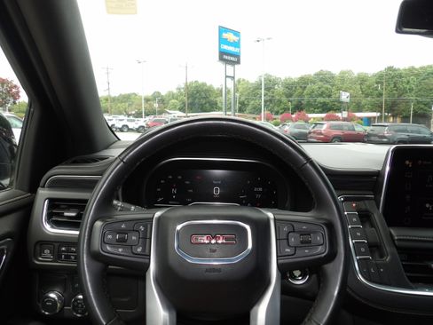 Used 2024 GMC Yukon XL 2WD SLT image 2
