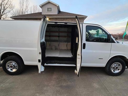 Used 2011 GMC Savana 3500 image 9