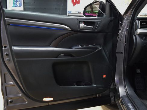 Used 2017 Toyota Highlander Limited image 32