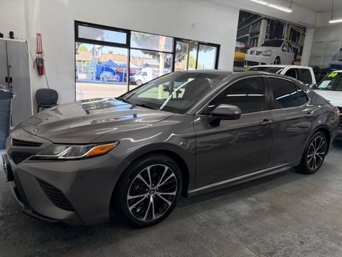 Used 2018 Toyota Camry SE Sedan FWD image 2