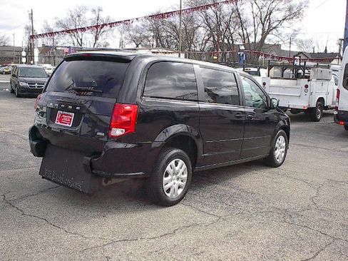 Used 2016 Dodge Grand Caravan SE image 4