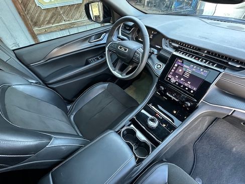 Used 2023 Jeep Grand Cherokee L Laredo image 7