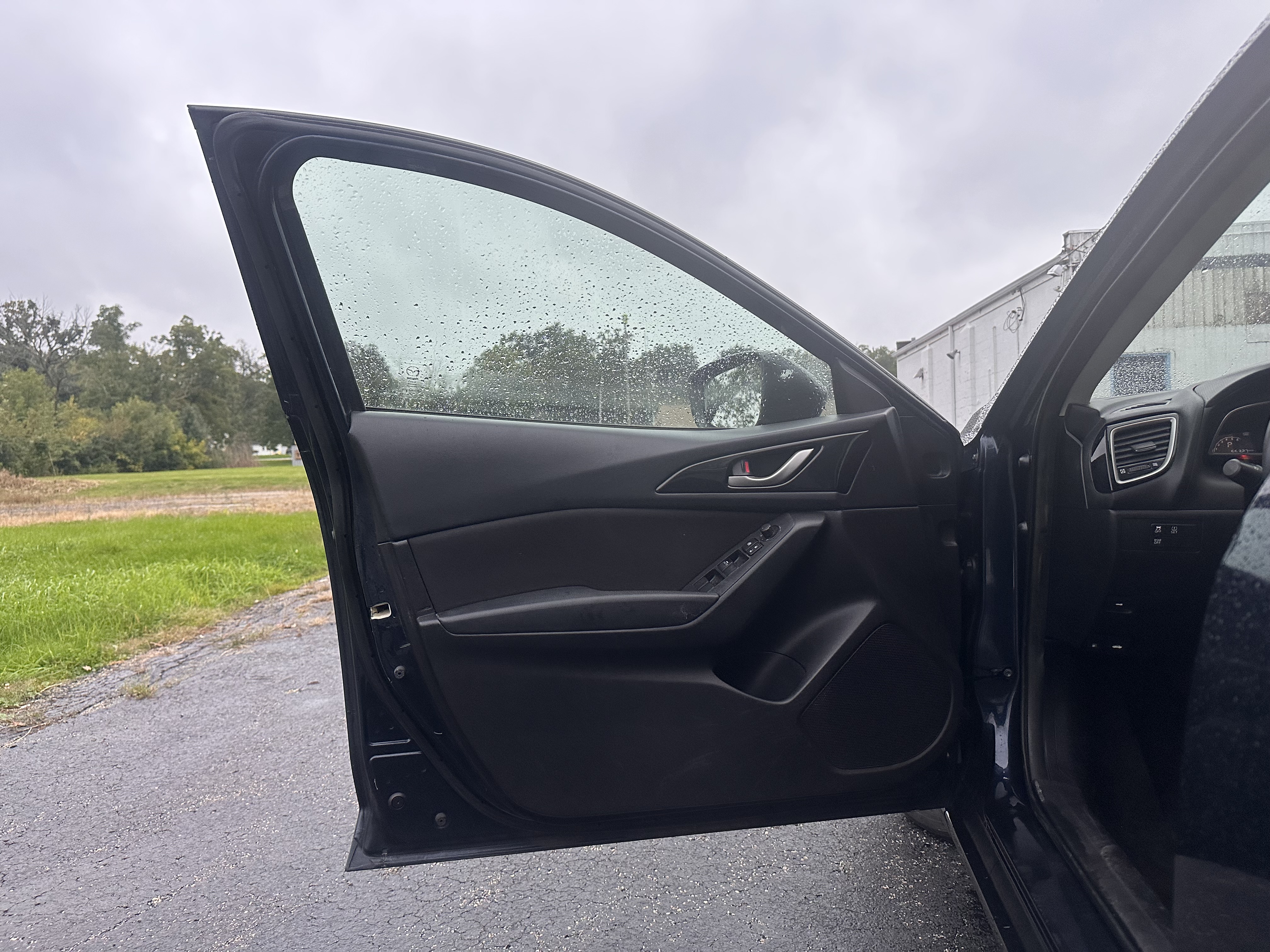 Used 2015 MAZDA MAZDA3 i Touring Sedan FWD image 10