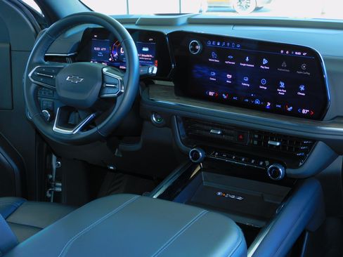 Used 2025 Chevrolet Suburban Z71 image 17