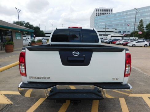 Used 2018 Nissan Frontier 2WD Crew Cab image 6