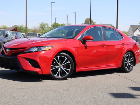 Used 2020 Toyota Camry SE image 2