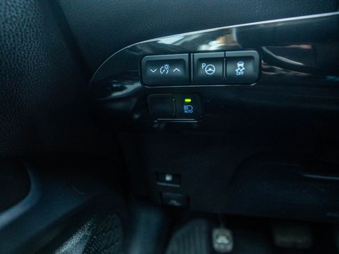 Used 2020 Toyota Prius image 38