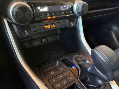 Used 2019 Toyota RAV4 AWD LE image 13