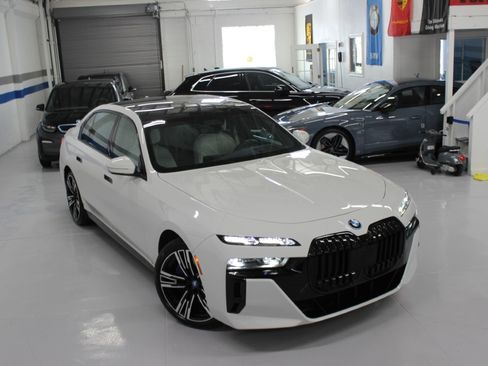 Used 2023 BMW i7 xDrive60 AWD/4WD image 10