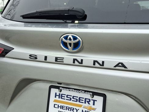 Used 2021 Toyota Sienna XLE image 32