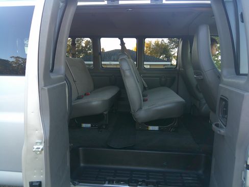 Used 2018 Chevrolet Express 3500 LT Extended Passenger RWD image 7